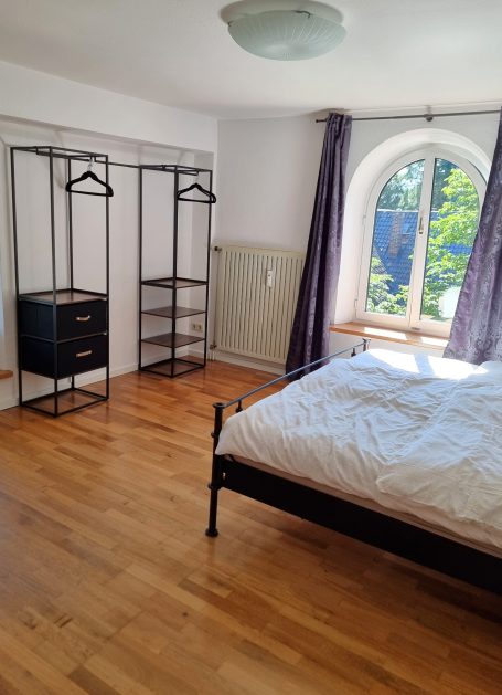 Schlafzimmer mit 180x200 Bett
